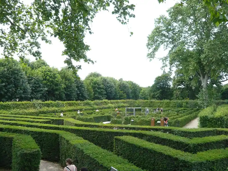 Photo: 'Maze and Labyrinth (Schönbrunn)' by Robot B,CC BY 2.0.